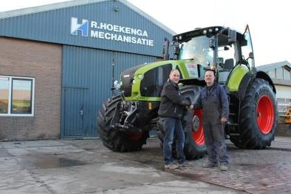 1e Claas Axion 950 in N-H afgeleverd 
