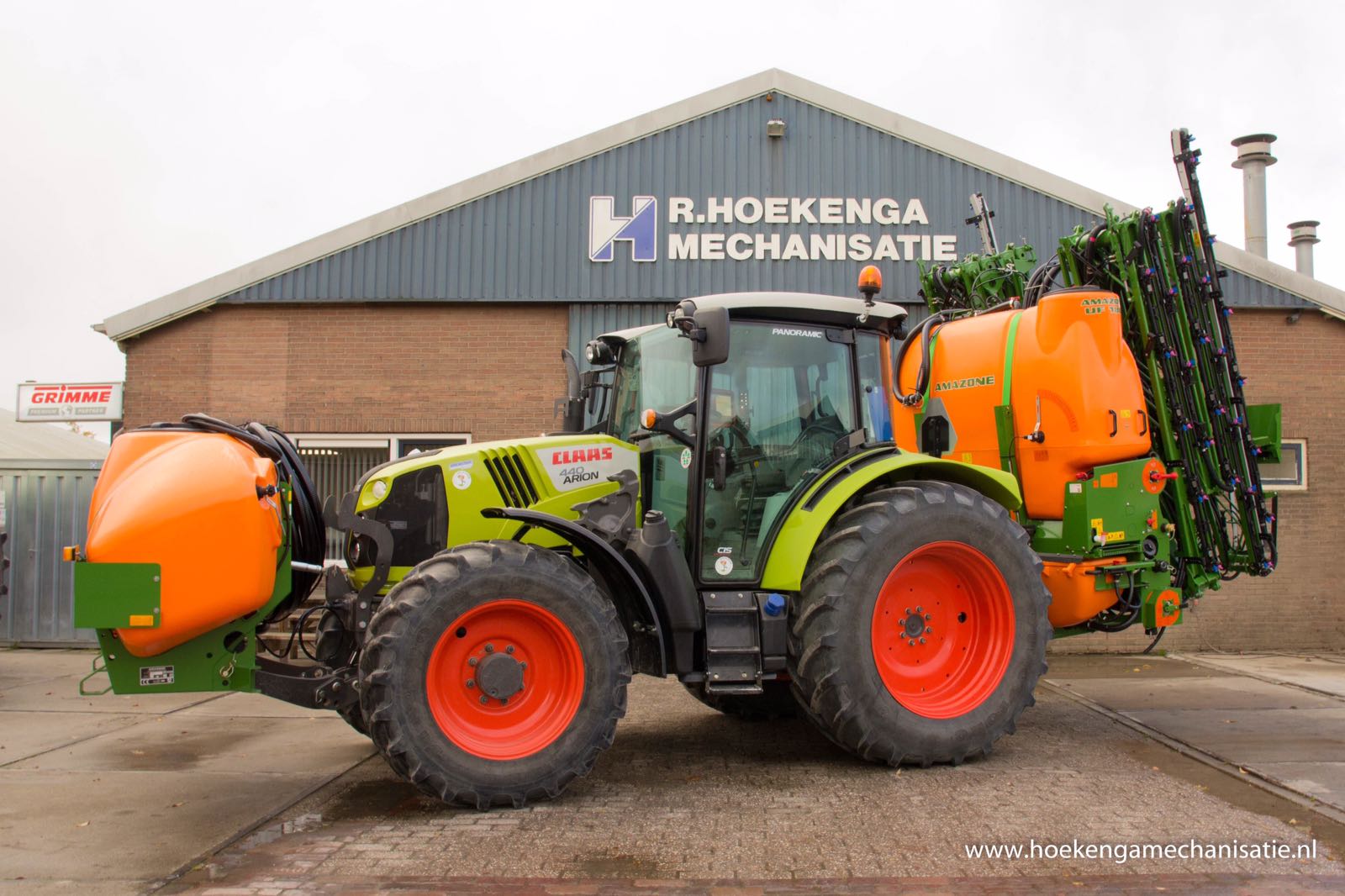 Claas Arion 440 met Amazone UF